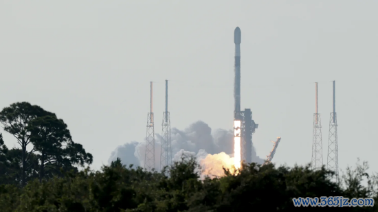 佛罗里达州卡纳维拉尔角天际军基地，2026 年 6 月 12 日，SpaceX 猎鹰 9 号火箭从 40 号航天辐射工位起飞。当日 SpaceX 精采登陆纳斯达克，刊行价每股 135 好意思元，创下史上范围最大 IPO 记载。
